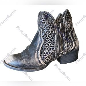 Circle G distressed cut out booties